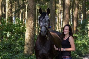 Liv und ihr Pferd Jimber: Die beiden gehen in ihrem Reitverein mit gutem Vorbild voran und tragen Helm, sobald Liv im Sattel sitzt. Foto: privat